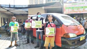 YBM PLN dan IZI Bagikan Paket Ramadhan untuk Supir Angkot