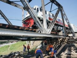 Proses Evakuasi KA dan Bangkai Truk Selesai, Jalur Kereta Kembali Normal