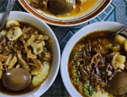 Bubur Ayam Pak Sugiyo, Jadi Langganan Artis dan Pejabat Meski Jualan Pakai Gerobak
