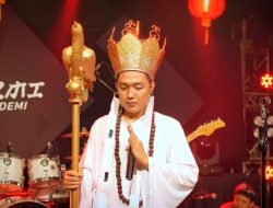 Melewati Semarang, Azmi Pandemi Tampil dengan Gaya Kera Sakti Kenalkan Lagu Xa Wang Xie Na Wang Keliling Kota Lama