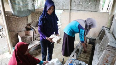 Bantuan PLTS Pemprov Jateng Dongkrak Produksi Tusuk Sate UMKM Banyumas hingga 4 Kali Lipat