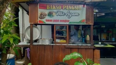 Gerobak Bakso Taman Gajahmungkur Semarang yang menjual bakso enak dengan topping tulang muda