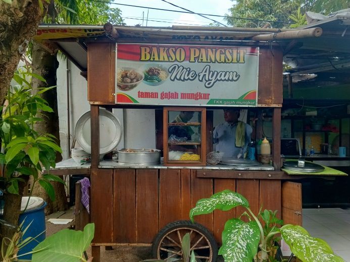 Gerobak Bakso Taman Gajahmungkur Semarang yang menjual bakso enak dengan topping tulang muda