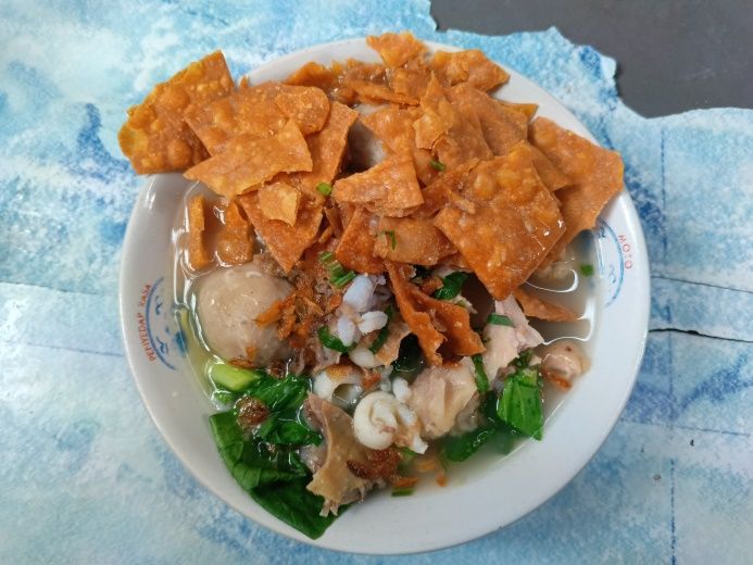 Semangkuk bakso tulang muda khas Bakso Taman Gajahmungkur dengan kuah bening dan pangsit goreng