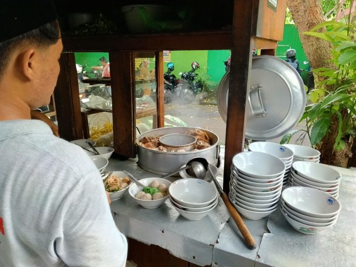 Proses penyajian bakso oleh penjual di Bakso Taman Gajahmungkur Semarang