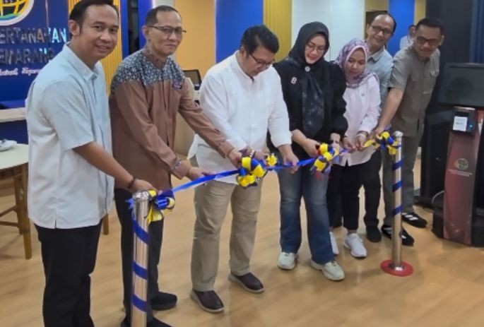 Kepala Kantor Pertanahan Kota Semarang, Rudi Prihantoro, sedang meresmikan pembukaan loket pelayanan baru disaksikan para pejabat pengawas.