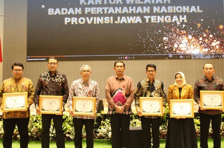 Jajaran Kantor Pertanahan Kota Semarang mengikuti kegiatan evaluasi kinerja dan penyusunan rencana aksi BPN di Bandungan, Kabupaten Semarang.