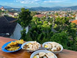 Semangkuk Bubur Ayam Sinar Pagi: Menyantap Fajar dari Ketinggian Bendan Ngisor