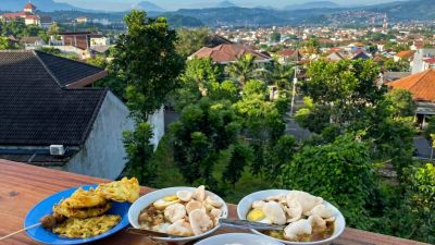 Semangkuk Bubur Ayam Sinar Pagi: Menyantap Fajar dari Ketinggian Bendan Ngisor