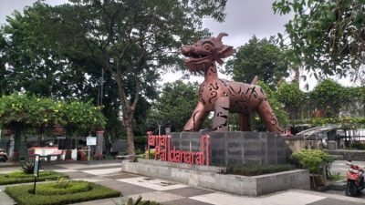 Patung Warak Ngendog di Taman Pandanaran sebagai ikon Kota Semarang yang melambangkan akulturasi budaya, menjadi destinasi wisata gratis Semarang yang estetik.