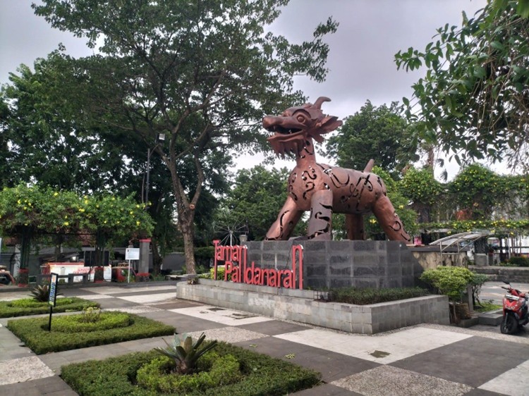 Patung Warak Ngendog di Taman Pandanaran sebagai ikon Kota Semarang yang melambangkan akulturasi budaya, menjadi destinasi wisata gratis Semarang yang estetik.