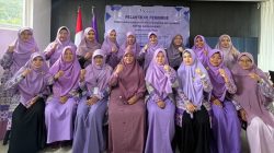 Jajaran pengurus baru Pimpinan Daerah (PD) Persaudaraan Muslimah (Salimah) Kota Semarang periode 2025-2030 berfoto bersama usai pelantikan di Semarang, Sabtu (24/1/2026).