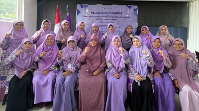 Jajaran pengurus baru Pimpinan Daerah (PD) Persaudaraan Muslimah (Salimah) Kota Semarang periode 2025-2030 berfoto bersama usai pelantikan di Semarang, Sabtu (24/1/2026).