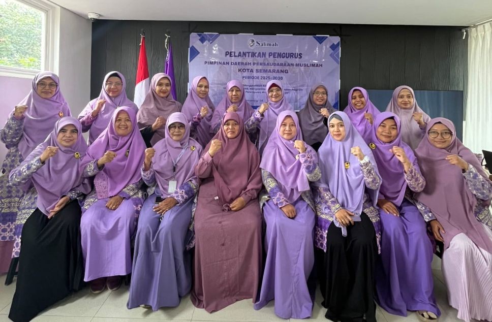 Jajaran pengurus baru Pimpinan Daerah (PD) Persaudaraan Muslimah (Salimah) Kota Semarang periode 2025-2030 berfoto bersama usai pelantikan di Semarang, Sabtu (24/1/2026).