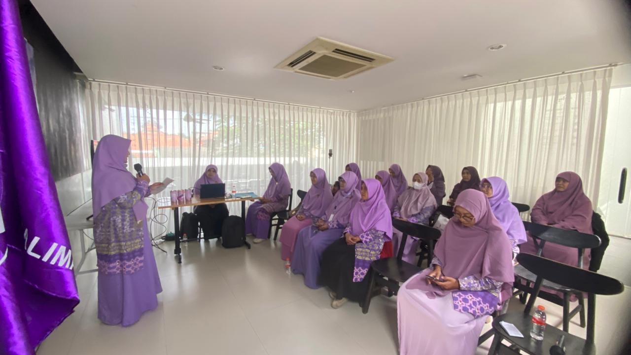 Suasana Rapat Kerja (Raker) PD Salimah Kota Semarang di Kopi Tembalang yang dihadiri pengurus baru untuk membahas program strategis pemberdayaan perempuan dan anak.