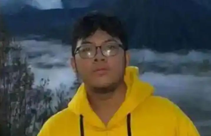 Tim relawan mengevakuasi jasad Syafiq Gunung Slamet menggunakan tandu oranye dengan latar belakang puncak Gunung Slamet yang tertutup awan lentikular.