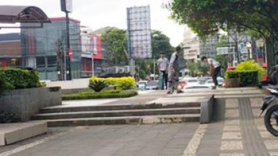 Aktivitas anak muda bermain skateboard di area pedestrian Taman Pandanaran Semarang, menunjukkan fungsi taman sebagai ruang interaksi komunitas kreatif dan tempat nongkrong favorit di Semarang.