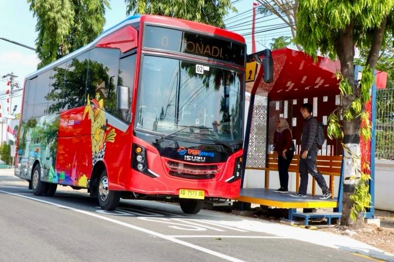 Bus merah Trans Jateng berhenti di halte untuk menaikan penumpang di jalur rute wisata dan aglomerasi.