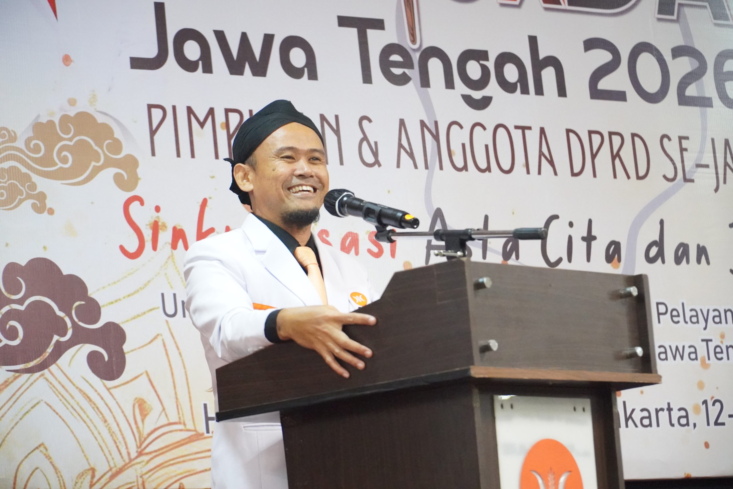 Ketua DPW PKS Jawa Tengah Hadi Santoso memberikan arahan strategi PKS papan atas di hadapan anggota legislatif PKS Jawa Tengah dalam acara Bimtek di Yogyakarta.