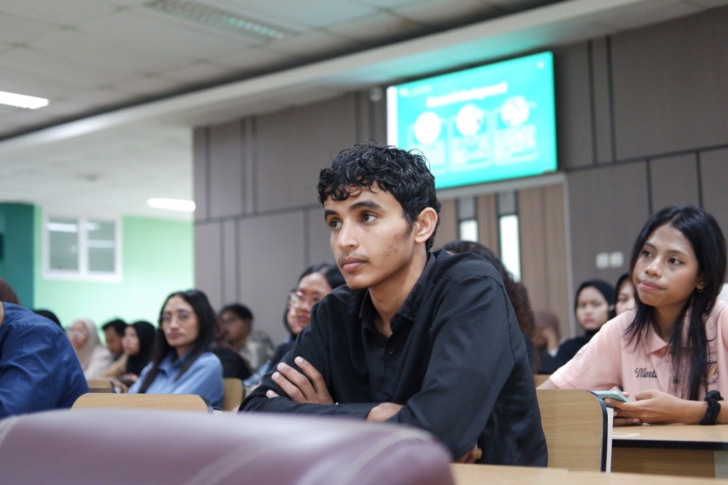 Suasana diskusi mahasiswa lintas negara dalam FIPP International Forum 2026 di Aula Dekanat FIPP UNNES.
