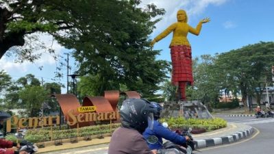 Patung Penari Semarangan berputar di persimpangan Jatingaleh sebagai landmark Kota Semarang di tengah lalu lintas kendaraan