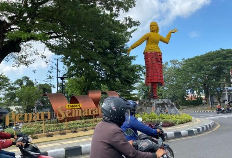 Patung Penari Semarangan berputar di persimpangan Jatingaleh sebagai landmark Kota Semarang di tengah lalu lintas kendaraan