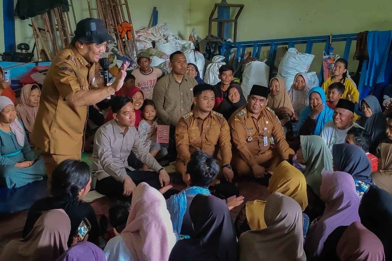 Ahmad Luthfi dampingi Gibran di Tegal tinjau lokasi bencana tanah bergerak Desa Padasari.