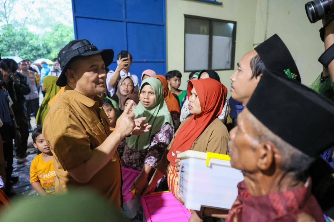 Ahmad Luthfi Gubernur Jateng meninjau rencana lokasi relokasi lahan Perhutani Jateng untuk 900 rumah korban tanah gerak di Tegal dan sekitarnya.