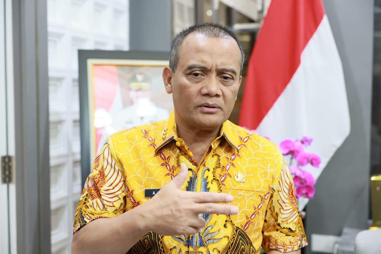 Gubernur Ahmad Luthfi memberikan keterangan pers terkait pemberantasan premanisme debt collector di Jawa Tengah.
