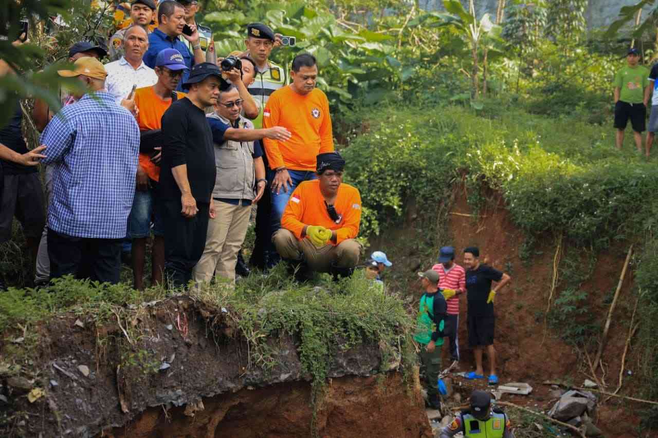 Gubernur Jateng Ahmad Luthfi tinjau longsor Ungaran dan makan bersama warga di Perumahan Delta Asri Leyangan saat penanganan bencana alam Ungaran Timur 2026.