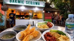 Bakmie Sedjiwa Semarang menyajikan bakmie dengan topping ayam merah, pangsit goreng, dan kuah hangat di kawasan Candisari.