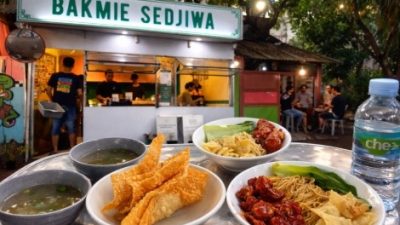Bakmie Sedjiwa Semarang menyajikan bakmie dengan topping ayam merah, pangsit goreng, dan kuah hangat di kawasan Candisari.