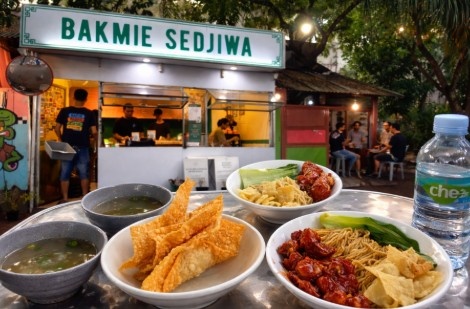 Bakmie Sedjiwa Semarang menyajikan bakmie dengan topping ayam merah, pangsit goreng, dan kuah hangat di kawasan Candisari.