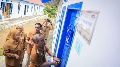 Ahmad Luthfi menyerahkan bantuan rumah gratis Jateng di Desa Aribaya Pagentan Banjarnegara.