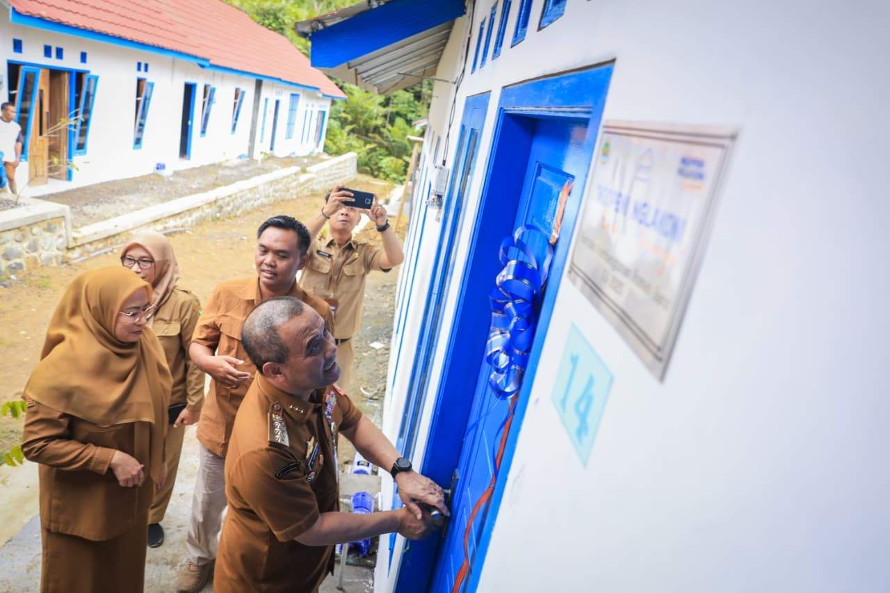 Ahmad Luthfi menyerahkan bantuan rumah gratis Jateng di Desa Aribaya Pagentan Banjarnegara.
