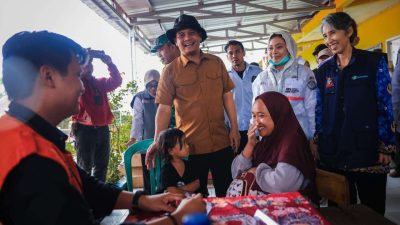 Layanan kesehatan pengungsi korban Bencana Alam Brebes di dalam Mobil Spesialis Keliling Jateng.