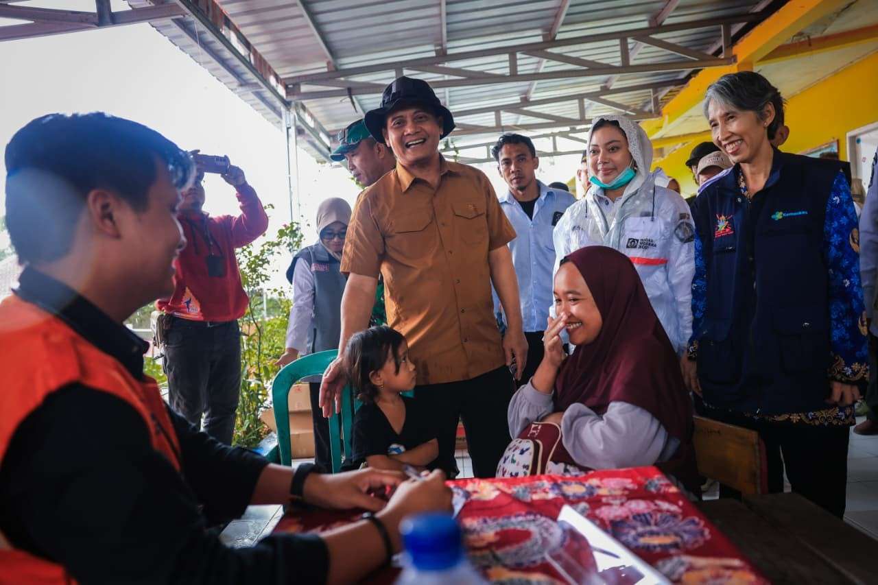 Layanan kesehatan pengungsi korban Bencana Alam Brebes di dalam Mobil Spesialis Keliling Jateng.