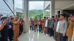 Gubernur Ahmad Luthfi jadi fotografer dadakan saat Wapres Gibran tinjau Bantuan Pengungsi Tegal.