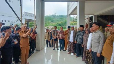 Gubernur Ahmad Luthfi jadi fotografer dadakan saat Wapres Gibran tinjau Bantuan Pengungsi Tegal.