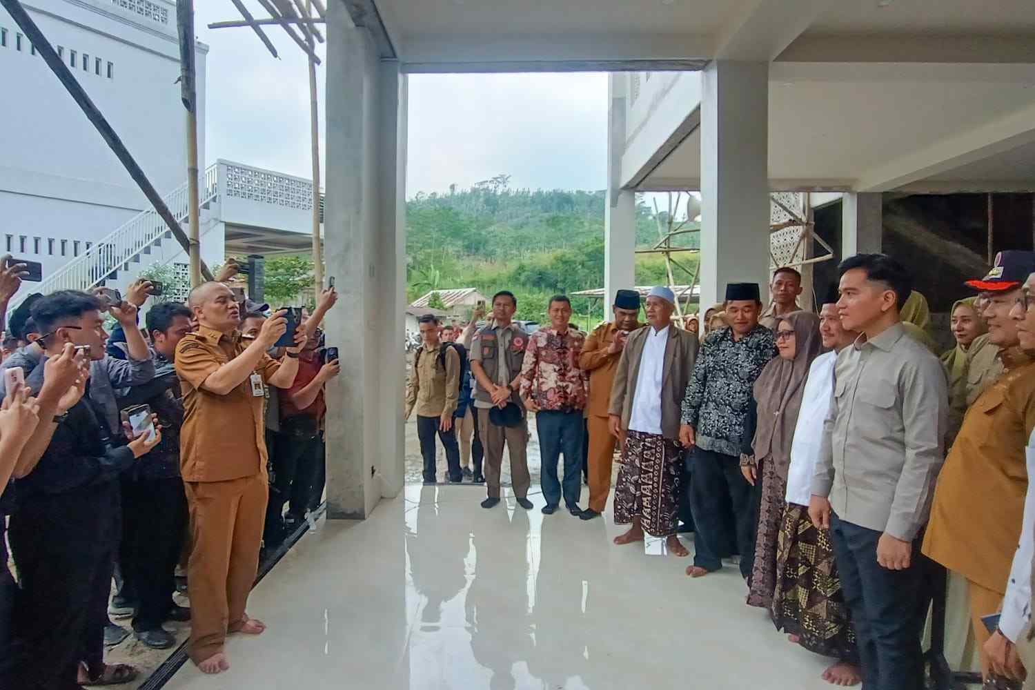 Gubernur Ahmad Luthfi jadi fotografer dadakan saat Wapres Gibran tinjau Bantuan Pengungsi Tegal.