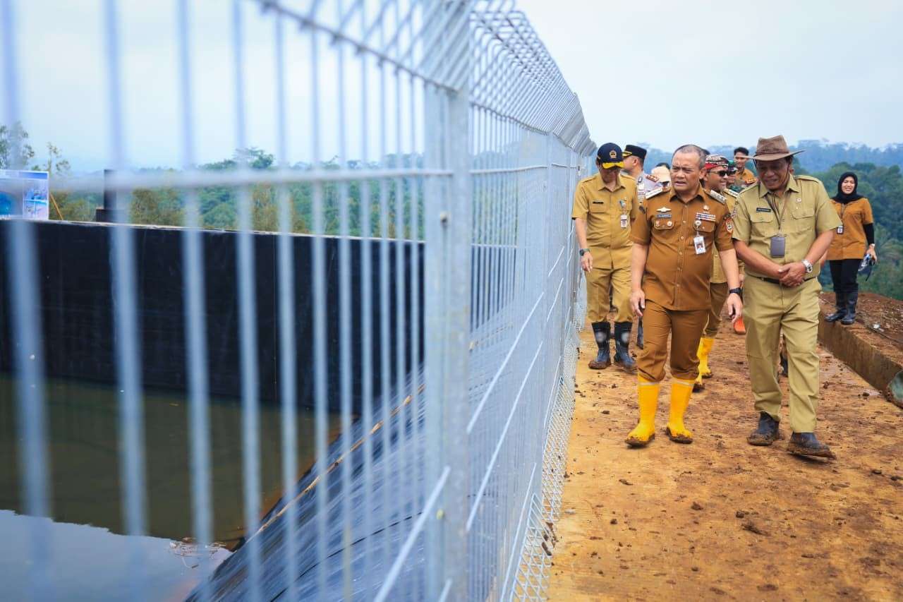Gubernur Jateng Ahmad Luthfi meresmikan Embung Geblog Temanggung sebagai solusi pengairan durian dan kopi.