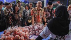 Suasana warga antusias berbelanja cabai dan sembako murah pada acara Gerakan Pangan Murah Jateng di Demak jelang Ramadan 2026.