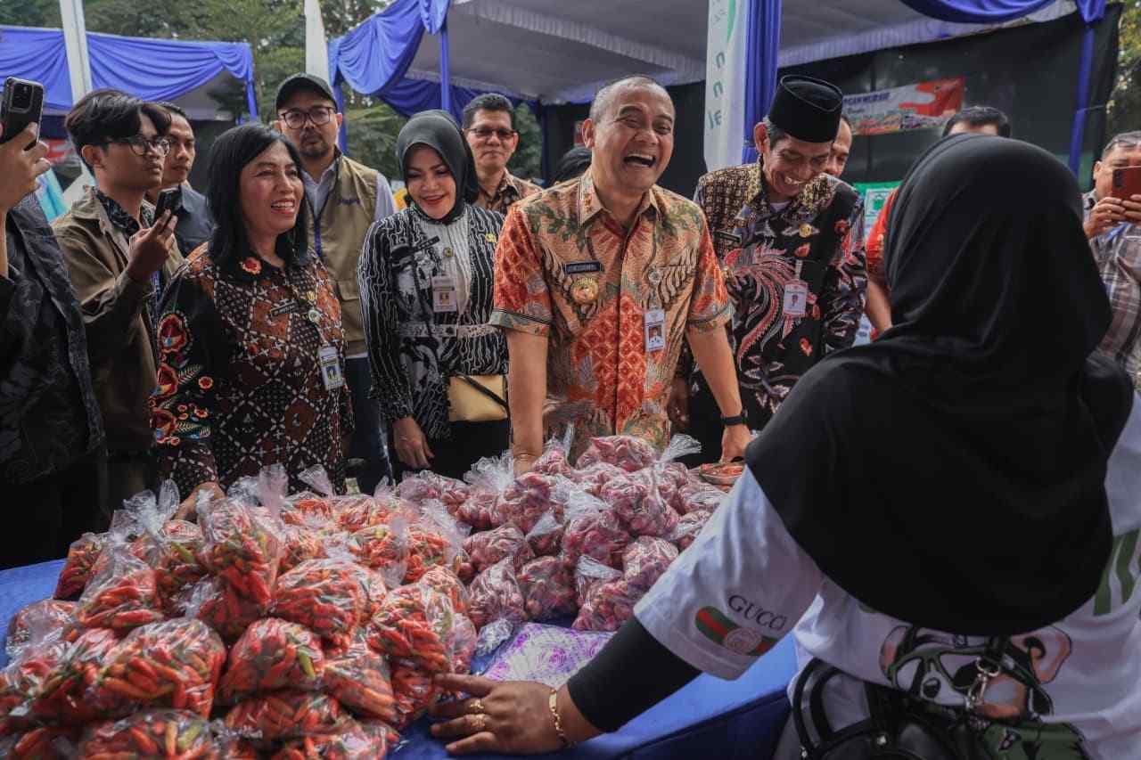 Suasana warga antusias berbelanja cabai dan sembako murah pada acara Gerakan Pangan Murah Jateng di Demak jelang Ramadan 2026.