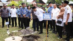 Wagub Jateng Taj Yasin meninjau pembuatan sumur resapan di Kudus untuk cegah banjir dan jalan rusak.