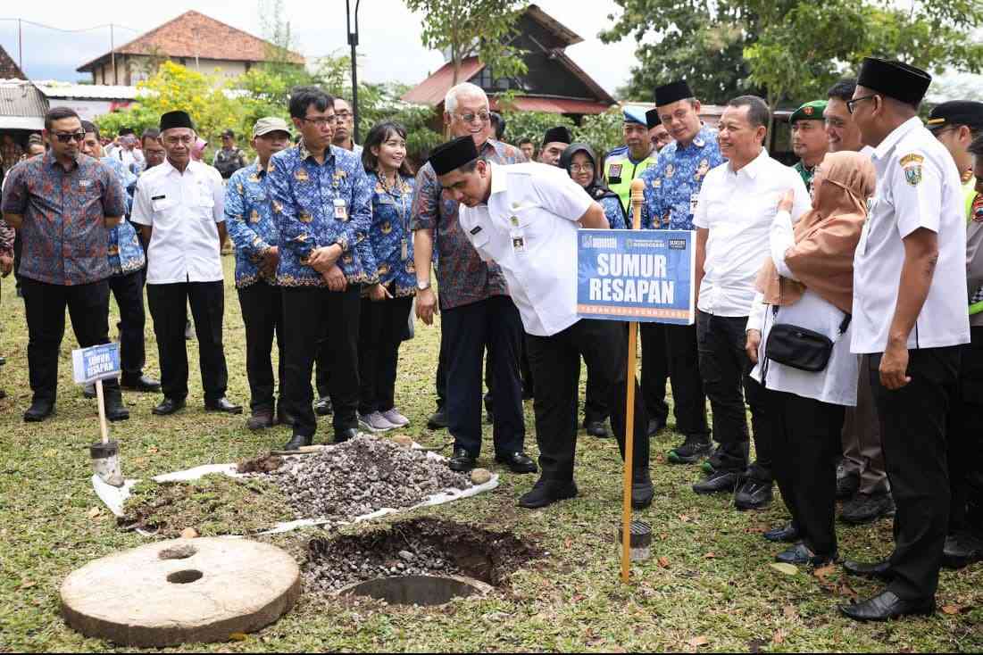 Wagub Jateng Taj Yasin meninjau pembuatan sumur resapan di Kudus untuk cegah banjir dan jalan rusak.
