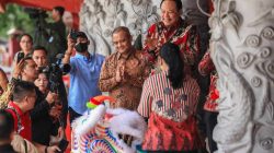 Wakil Presiden Gibran Rakabuming Raka didampingi Gubernur Jateng Ahmad Luthfi dan Wali Kota Semarang Agustina Wilujeng meninjau perayaan Imlek Vaganza Harmoni Nusantara di Klenteng Sam Poo Kong, Semarang.