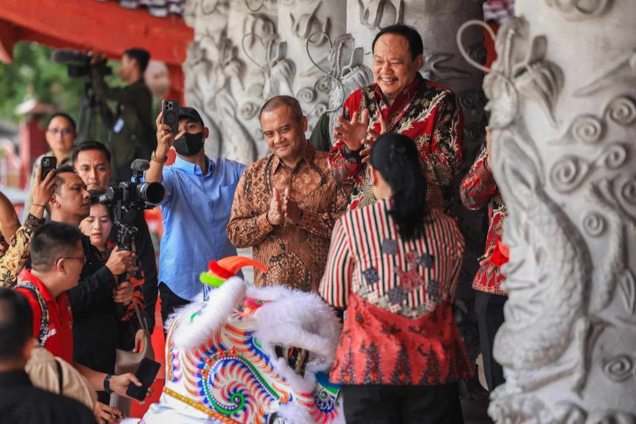 Wakil Presiden Gibran Rakabuming Raka didampingi Gubernur Jateng Ahmad Luthfi dan Wali Kota Semarang Agustina Wilujeng meninjau perayaan Imlek Vaganza Harmoni Nusantara di Klenteng Sam Poo Kong, Semarang.