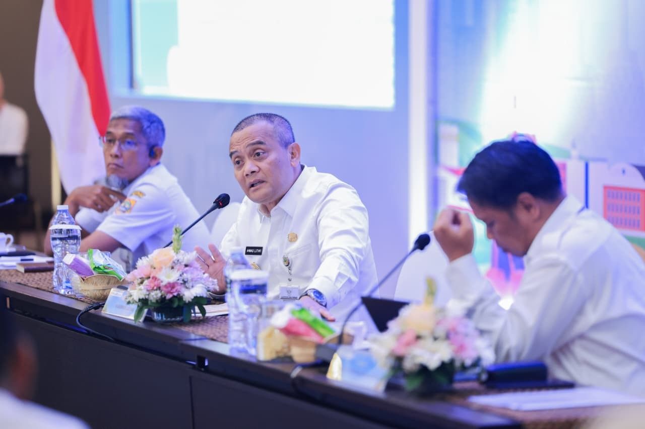 Gubernur Ahmad Luthfi memimpin rapat koordinasi TPID untuk menjaga stabilitas harga pangan Jawa Tengah jelang Lebaran 2026.