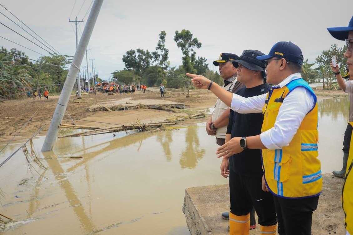 Ahmad Luthfi tinjau Jalur Grobogan Semarang putus total di Desa Tinanding akibat banjir dan tanggul Sungai Tuntang jebol.