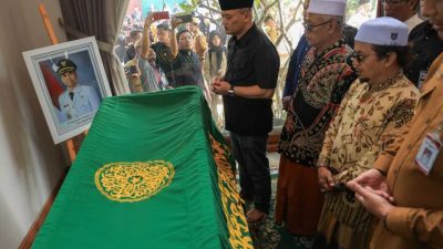Gubernur Jawa Tengah Ahmad Luthfi melayat Wakil Bupati Klaten Benny Indra Ardhianto di rumah duka. Momen haru pelepasan jenazah Wabup Klaten.